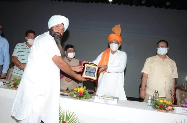 A man receiving an aquaculture award.