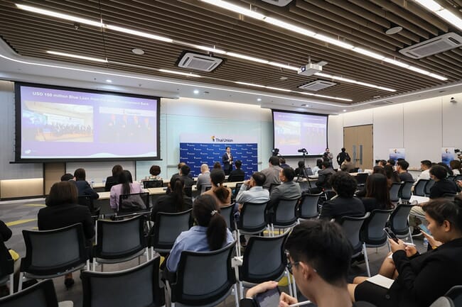 People giving a presentation about sustainable aquaculture at a conference.