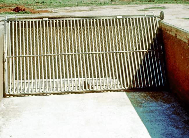 Grading harvesting panel for a raceway tank